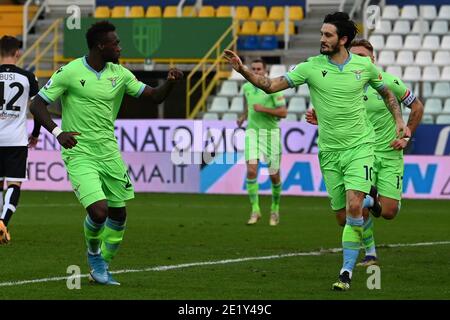 Parma, Italia. 10 gennaio 2021. Parma, Italia, stadio Ennio Tardini, 10 gennaio 2021 Felipe Caicedo e Luis Alberto celebrano il primo goal laziale durante Parma Calcio vs SS Lazio - Calcio italiano Serie A match Credit: Alessio Tarpini/LPS/ZUMA Wire/Alamy Live News Foto Stock