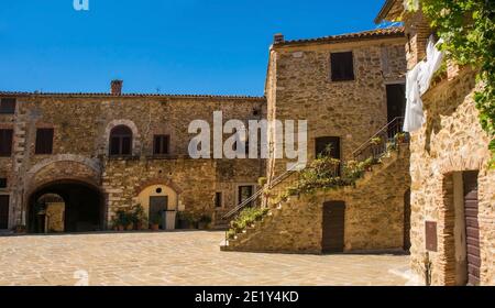 Edifici residenziali storici in pietra nel villaggio di Montemerano vicino a Manciano in provincia di Grosseto, Toscana, Italia Foto Stock