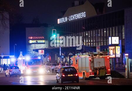 Berlino, Germania. 10 gennaio 2021. C'è un incendio alla stazione della S-Bahn di Lichtenberg. Credit: Christophe Gateau/dpa/Alamy Live News Foto Stock