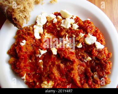 Htipiti. Peperone rosso arrosto greco e salsa di formaggio Feta Foto Stock