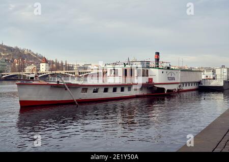 PRAGA, REPUBBLICA CECA - 5 DICEMBRE 2020: Battello sulla riva del fiume Moldava Foto Stock