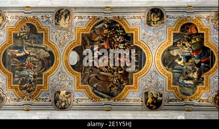 Colorato soffitto dipinto nella cattedrale Santa Maria di Assunta nel villaggio di Ostuni, Italia Foto Stock
