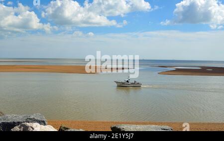 Estuario del fiume Deben a Felixstowe Ferry, con piccole barche di sabbia e il mare del nord. Foto Stock