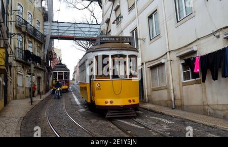 Tram d'epoca per le strade di Alfama Lisbona Portogallo. Foto Stock