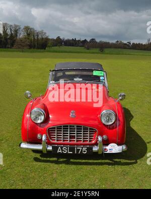 Classica vettura sportiva Red Triumph TR3 all'Audley End. Foto Stock