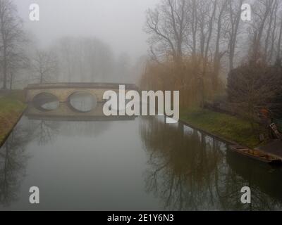 Il Viale ponte sul fiume Cam di fronte al Trinity College di Cambridge University. Foto Stock