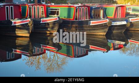 Barche strette ormeggiate a Wrenbury sul canale Llangollen, barche e riflessi Foto Stock