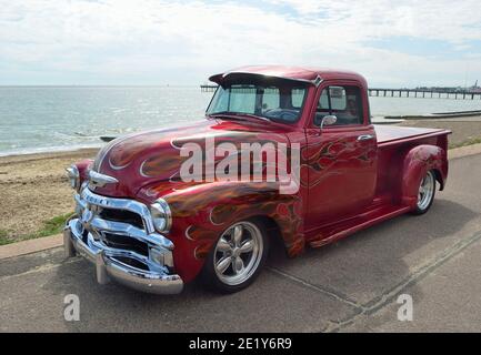 Classico pick-up Chevrolet rosso sul lungomare di Felixstowe. Foto Stock