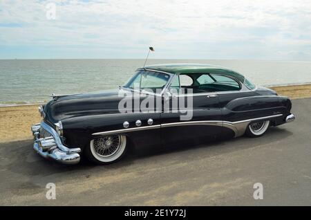 Classica auto Black Buick Eight sul lungomare di Felixstowe. Foto Stock