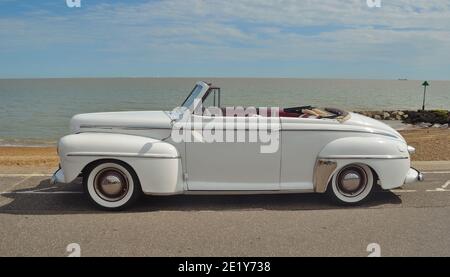 Auto convertibile Classic White Ford Super Delux in mostra sul lungomare. Foto Stock