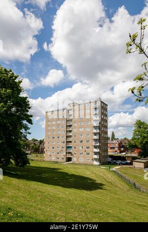 Blocco di appartamenti in una giornata di sole nel Regno Unito. Raynville Grange, Bramley Leeds, Inghilterra Foto Stock