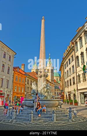 Robba fontana in Piazza del Municipio Lubiana centro città, capitale della Slovenia. Foto Stock