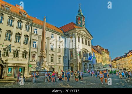 Robba fontana in Piazza del Municipio Lubiana centro città, capitale della Slovenia. Foto Stock