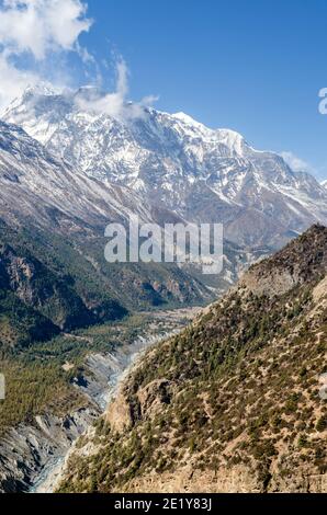 Annapurna III e la valle di Marsyangdi, circuito di Annapurna, Nepal Foto Stock