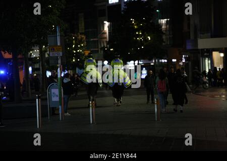 Liverpool, UK - Ottobre 10 2020: Polizia montata a Liverpool il Sabato sera. Foto Stock