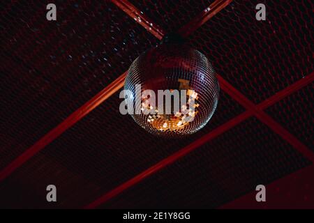 discoteca a specchio sul soffitto rosso. animazione discoteca Foto Stock