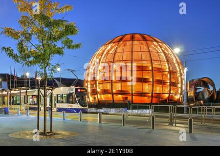 Scena notturna con il Globo della Scienza e dell'innovazione come centro visitatori del CERN a Esplanade des particules, Meyrin, vicino Ginevra, Svizzera. UN TG Foto Stock