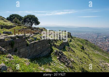 L'Acropoli di Bergama. Tempio di Traiano e archi nelle rovine dell'antica città di Pergamon (Bergama), Smirne, Turchia. Foto Stock