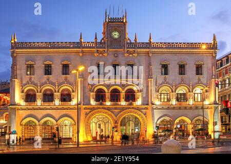 Costruita nel XIX secolo in stile architettonico Neo-Manueline e caratterizzata da due portali a ferro di cavallo in stile moresco, la stazione ferroviaria di Rossio è sicuramente Foto Stock