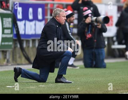 Kenny Jackett, manager di Portsmouth, si inginocchia durante la partita della fa Cup ad Ashton Gate, Bristol Picture di Jeremy Landey/Focus Images/Sipa, USA. 10 gennaio 2021. Credit: Sipa USA/Alamy Live News Foto Stock