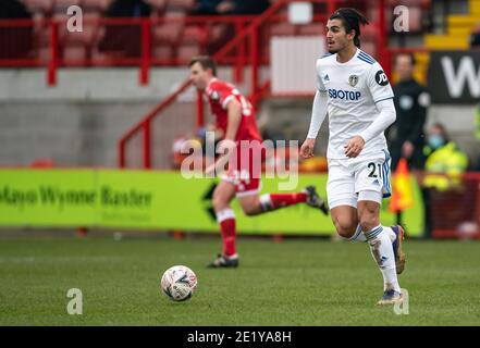 Crawley, Regno Unito. 10 gennaio 2021. Pascal Struijk di Leeds United durante la terza partita della fa Cup tra Crawley Town e Leeds United, la partita è stata chiusa a porte chiuse senza sostenitori a causa dell'attuale blocco del governo pandemico COVID-19 presso il People's Pension Stadium di Crawley, Inghilterra, il 10 gennaio 2021. Foto di Liam McAvoy/prime Media Images. Credit: Prime Media Images/Alamy Live News Foto Stock