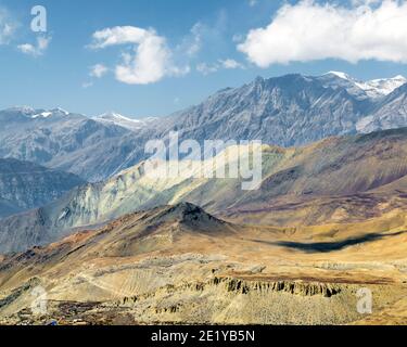 Strati di montagne colorate nella valle di Muktinath, circuito di Annapurna, Nepal Foto Stock