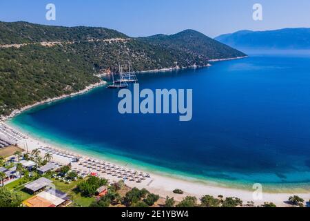 Cefalonia, Grecia. Vista aerea della spiaggia di Antisamos. Foto Stock