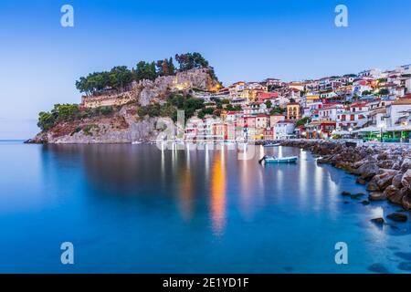 Parga, Grecia. Lungomare della località turistica sulla costa ionica. Foto Stock