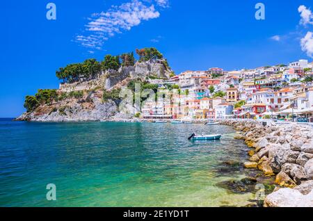 Parga, Grecia. Lungomare della località turistica sulla costa ionica. Foto Stock