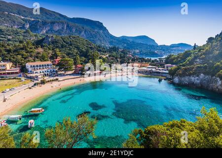 Corfù, Grecia. Pittoresco villaggio di Paleokastritsa e la sua spiaggia. Foto Stock