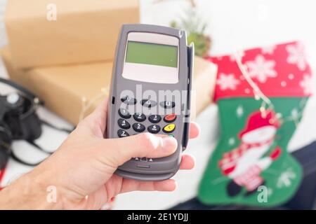 Pagato con pos e carta di credito, terminale pos, decorazioni natalizie Foto Stock