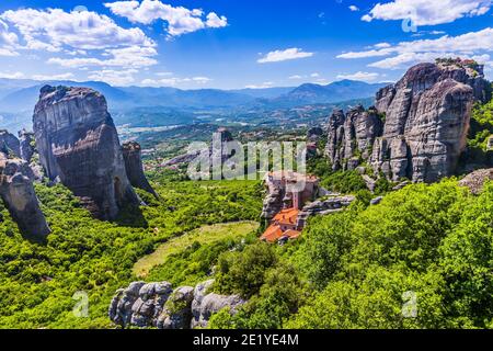 Meteora, Grecia. Formazioni rocciose in arenaria, i monasteri di Rousanou, Nikolaos e Grand Meteora. Foto Stock