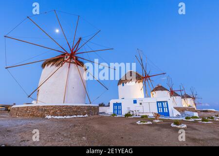 Mykonos, Grecia. Mulini a vento greci tradizionali sull'isola di Mykonos, Cicladi. Foto Stock