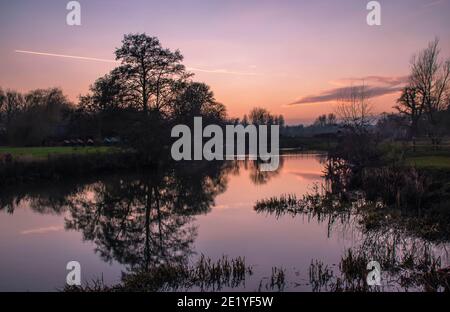 Un tramonto invernale sul fiume Stour a Dedham in Essex, Regno Unito Foto Stock