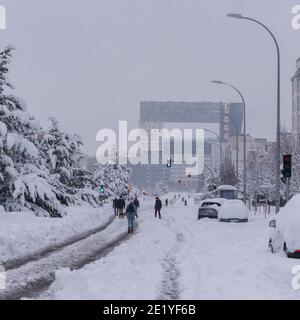 La gente cammina sul viale nel quartiere di Sanchinarro nel nord di Marid, Spagna durante la tempesta di neve Filomena Foto Stock