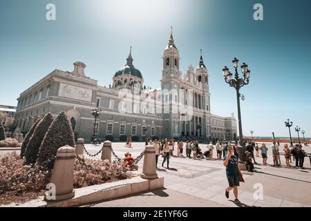 La Cattedrale di Santa Maria la Real de la Almudena a Madrid, capitale del Regno di Spagna, costruita di fronte al palazzo reale. È l episcopale Foto Stock