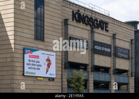 Huddersfield, Regno Unito - Luglio 12 2020: Un tabellone elettronico a Huddersfield visualizza un messaggio di allontanamento sociale dal Kirklees Council. Foto Stock