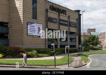 Huddersfield, Regno Unito - Luglio 12 2020: Un tabellone elettronico a Huddersfield visualizza un messaggio di allontanamento sociale dal Kirklees Council. Foto Stock