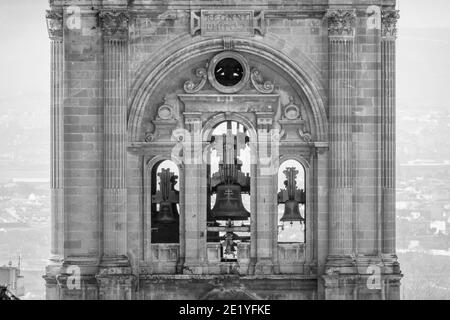 Una passeggiata a Granada: Particolare del campanile della cattedrale di Granada visto da un punto di vista dell'Albaicin Foto Stock