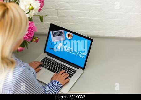Giovane donna disoccupata che cerca lavoro online Foto Stock