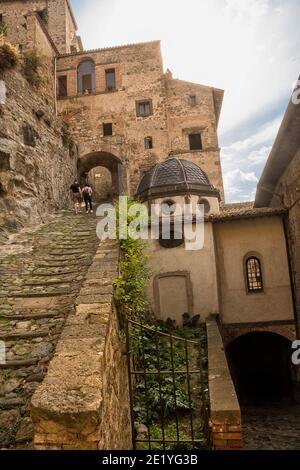 Stretta strada acciottolata che conduce al castello di Bolsena, Lazio, Italia Foto Stock