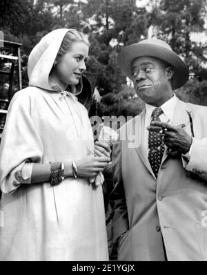 Grace Kelly e Louis Armstrong dietro le quinte del film, 'High Society' (1956) MGM / file Reference N. 34082-028THA Foto Stock