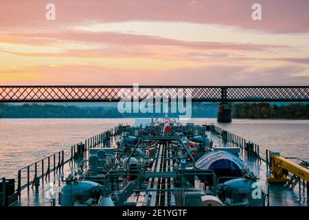 Binnenvaart, traduzione Inlandshipping sul fiume rhein in Germania durante le ore di tramonto, gas nave cisterna fiume reno petrolio e gas trasporto Germania vicino Coblenza Foto Stock