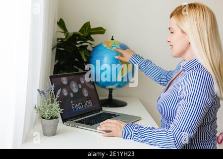 Giovane donna disoccupata che cerca lavoro online Foto Stock