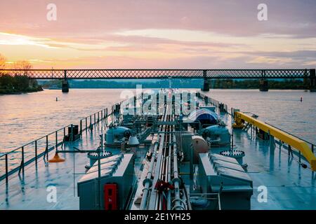 Binnenvaart, traduzione Inlandshipping sul fiume rhein in Germania durante le ore di tramonto, gas nave cisterna fiume reno petrolio e gas trasporto Germania vicino Coblenza Foto Stock