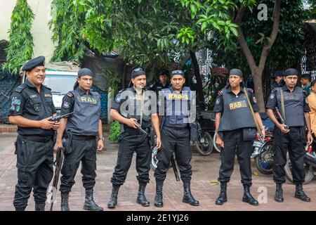 munazione; armi; bangladesh; polizia; bangladesh; rab; bangladesh; forza d'elite; guardia; pistola; legge e ordine; legge; stile di vita; mezzi di sostentamento; maschio; m. Foto Stock