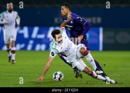 LEUVEN, BELGIO - GENNAIO 10: L-R: Pierre-Yves Ngawa di OH Leuven, Lukas Nmecha di Anderlecht durante la Pro League match tra OH Leuven e RSC Anderlecht allo stadio Eneco il 10 gennaio 2021 a Leuven, Belgio (Foto di Pvan de Leuvert/BSR AgencyOrange PicturesAlamy Live News) Foto Stock