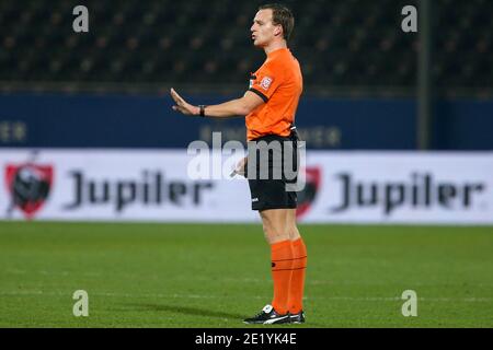 LEUVEN, BELGIO - GENNAIO 10: L-R: Arbitro Nathan Verboomen durante la Pro League match tra OH Leuven e RSC Anderlecht all'Eneco Stadium di Janua Foto Stock