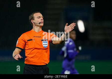 LEUVEN, BELGIO - GENNAIO 10: L-R: Arbitro Nathan Verboomen durante la Pro League match tra OH Leuven e RSC Anderlecht all'Eneco Stadium di Janua Foto Stock