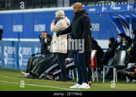 LEUVEN, BELGIO - GENNAIO 10: L-R: Allenatore Vincent Kompany di Anderlecht durante la Pro League match tra OH Leuven e RSC Anderlecht a Eneco Stadi Foto Stock